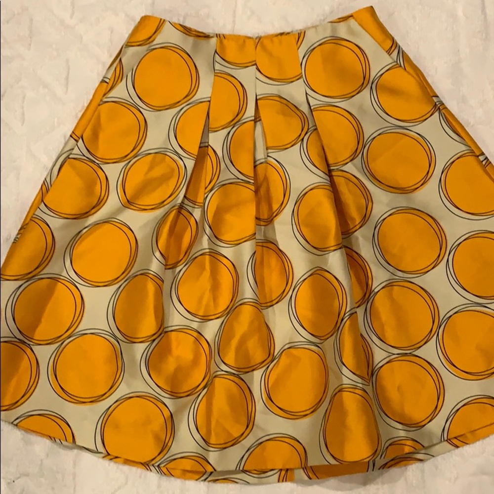 Fitted waist,  zipper back, pleated skirt